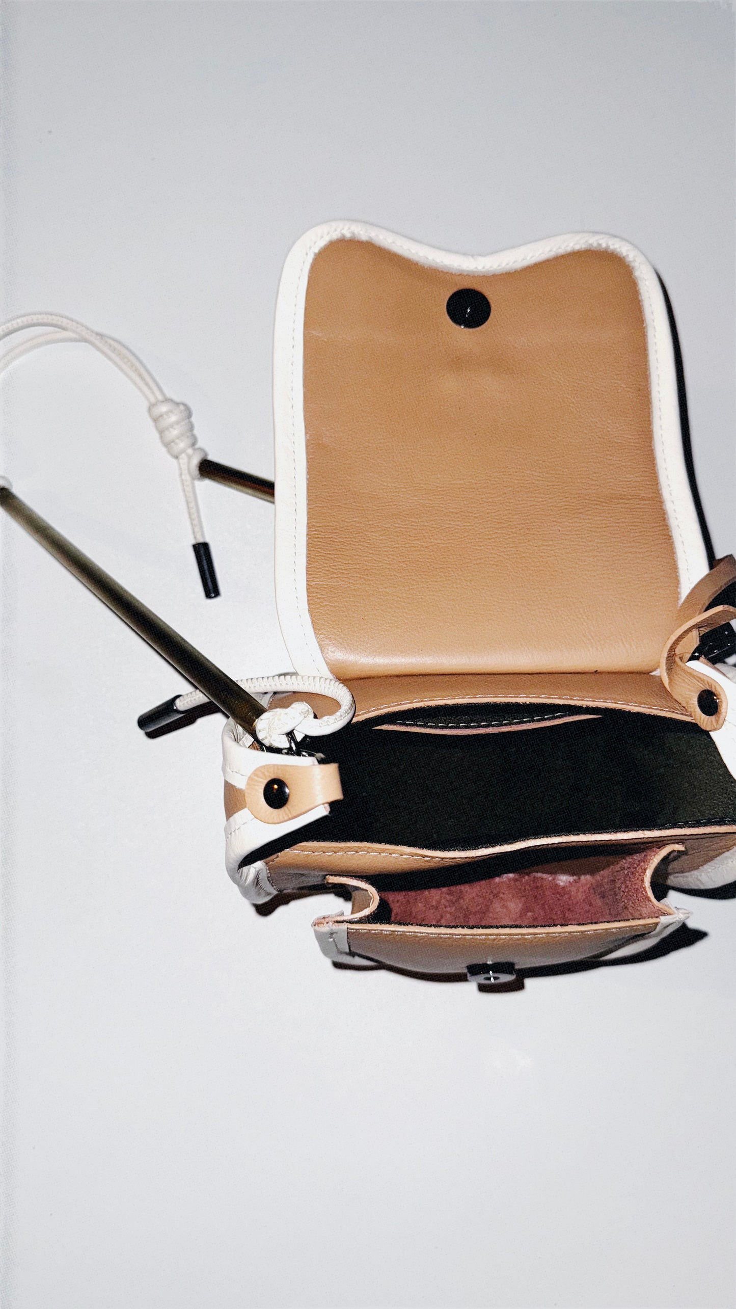 BOLSA CURVA - avelã e creme branco