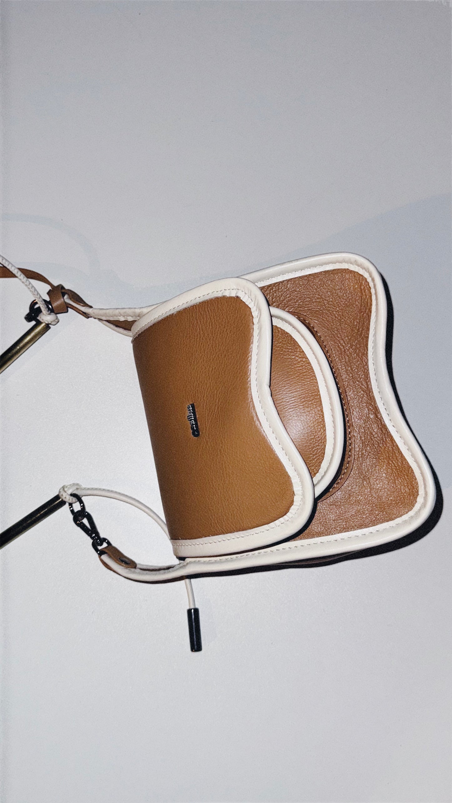 BOLSA CURVA - avelã e creme branco