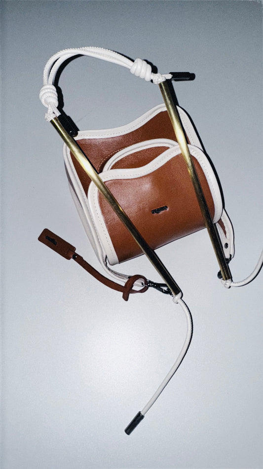 BOLSA CURVA - caramelo e off white